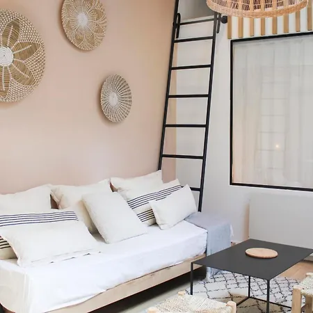Сasa de vacaciones Charming House In With Terrace